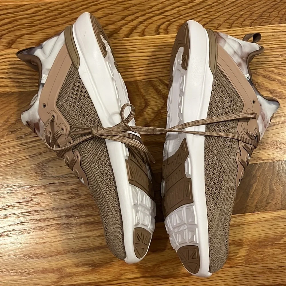 New APL Techloom Tracer Almond Caramel Tie Dye size 8